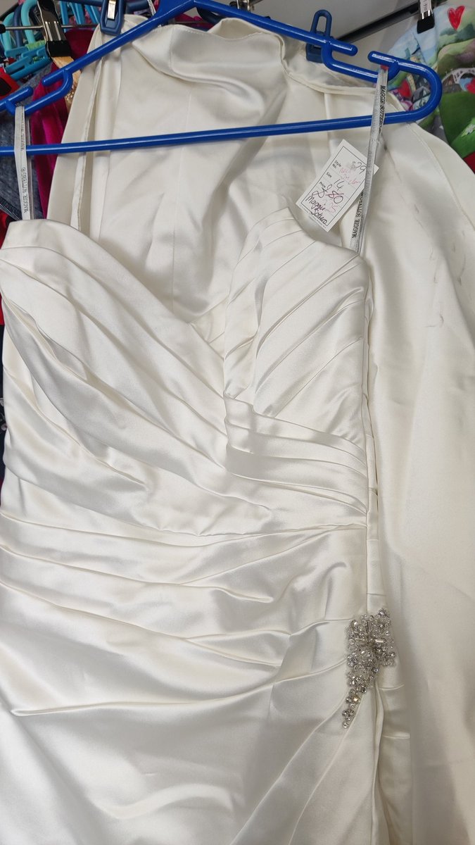 Maggie Sothero wedding dress, needs dry cleaning thou. #sothero #weddingday #WEDDINGPHOTOGRAPHY