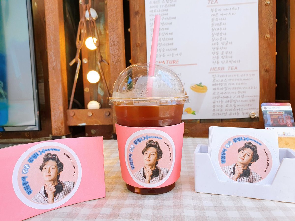 becauseofZUHO_'s tweet photo. 210724 รถกาแฟของจูโฮ ☕
From : ZUHO Thai-Fantasy 

ท่ามกลางสภาพอากาศที่ร้อน..
ขอบคุณที่ให้พันทาจีไทยได้เป็นโอเอซิสสำหรับแบคจูโฮและสตาฟฟ์นะคะ

#ZUHO #주호 #SF9  #에스에프나인  #จูโฮ @SF9official https://t.co/iR9f0OTN1B