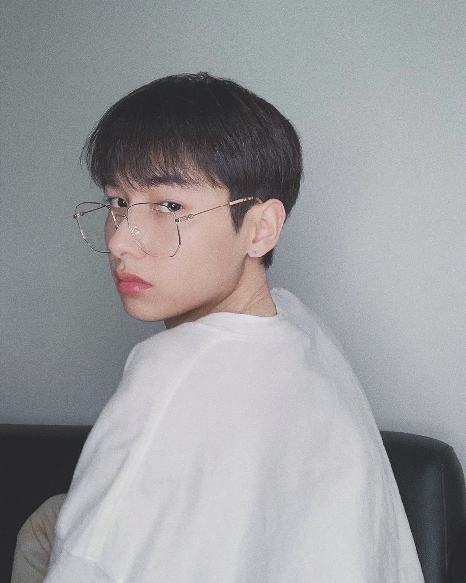 AtthaphnP's tweet photo. OFFGUN AU
                    2 + 1 = 1

Petualangan Chimon mencari pasangan untuk Papiinya yang selalu sibuk bekerja. Kata temannya, dia bisa mencarinya di aplikasi burung biru. https://t.co/TVRJUc8P9j