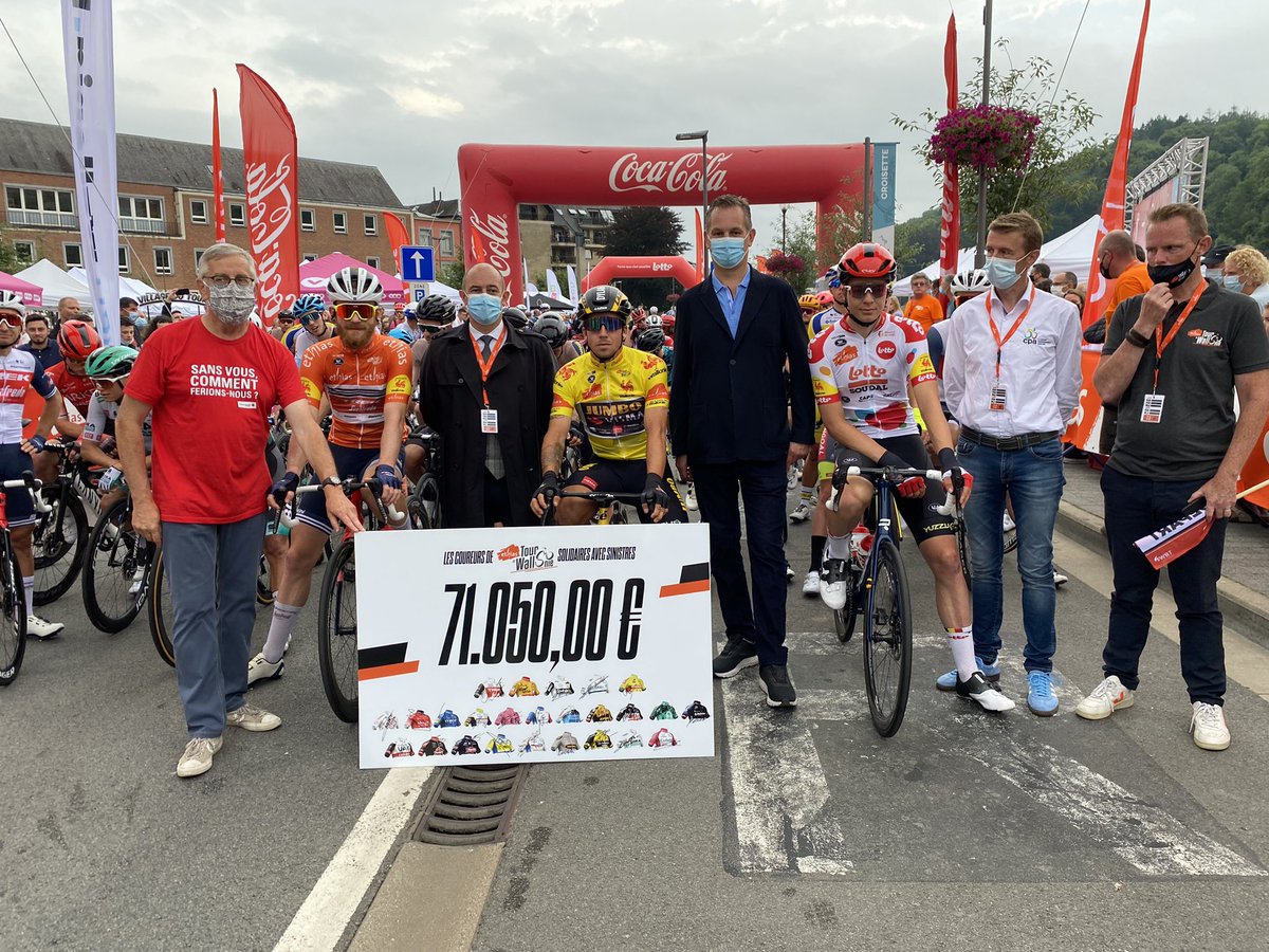 Les coureurs de l’Ethias Tour de Wallonie 2021 ont offert au départ à Dinant leurs primes aux victimes des très graves inondations qui ont récemment frappé notre pays.
Le versement des 71.050 euros sera effectué avec la collaboration de la Croix-Rouge de Belgique.