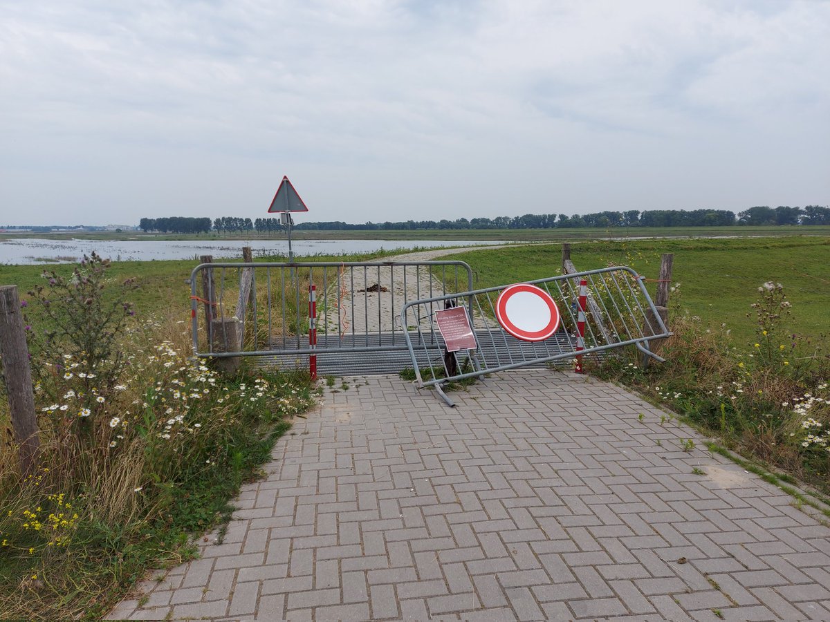 Lieve mensen, als een gebied afsloten is, betekent dat dat je er niet in mag. Ik snap dat het heel moeilijk is, maar willen jullie alsjeblieft de hekken laten staan, zodat de dieren, groot en klein, hun rust kunnen vinden op de dijk? Dankjewel! #Munnikenland <a href="/FREE_Nature/">FREE Nature</a>