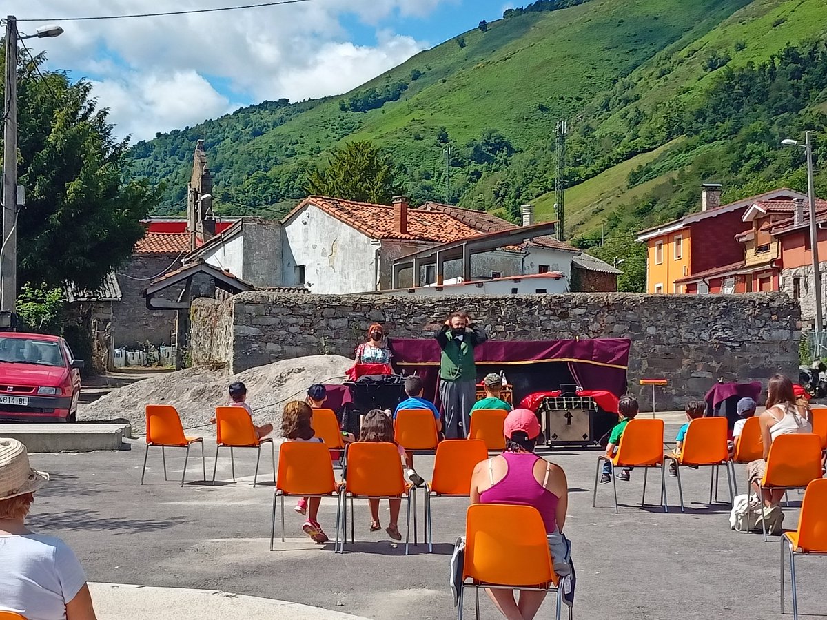 Vlascuencas's tweet photo. En #Chanos "Gran espectáculo d magia" con Ferny Tuboytapa Mago en Asturias , en Asturias.
#FACIḶḶ el Festival d'Artistes d Cai itinerante x #Ḷḷena 
Entrá ḷḷibre, ¡¡¡pa tolos píublicos!!!
Aforu y protocolu COVID 😷
#Lenadestinocultural #CulturaLena #AytoLena #CulturaSegura https://t.co/Zyp7yrDI7p