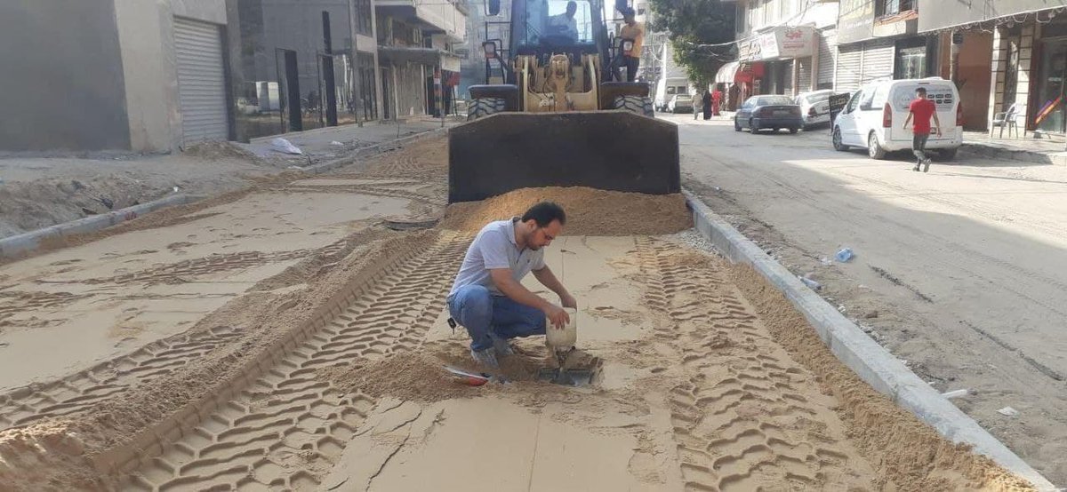 NewsMsdr's tweet photo. 🎥Photos|| Palestinian workers repaired parts of Al Wahda Street in Gaza, which witnessed massacre committed by Israeli Occupation during its recent aggression on Gaza Strip. Watch 👇👇 https://t.co/HqZh3R2PbB