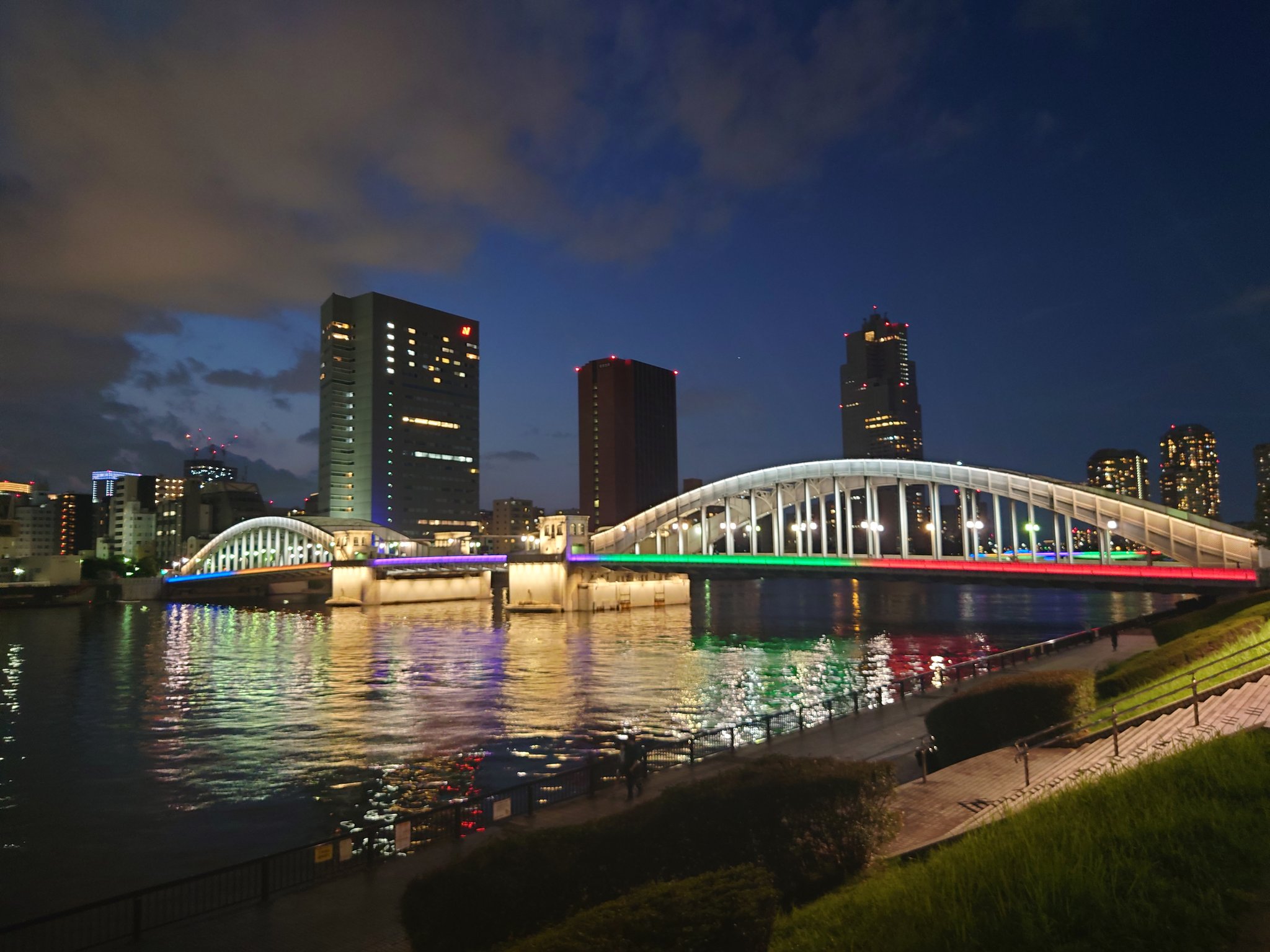 Tomozou4473 勝鬨橋もオリンピックカラー 勝どき橋 勝鬨橋 オリンピックカラー ライトアップ T Co Qitwstmquz Twitter