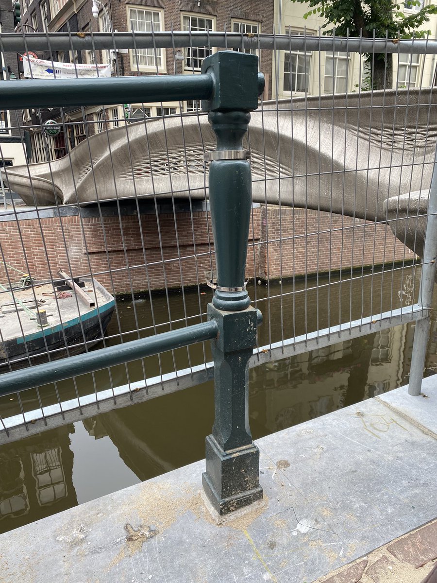 fabstylistikaNL's tweet photo. Complimenten aan de stratenmakers!! Mooie afwerking! Zij hebben echt hun best gedaan om het mooi te maken #wallen #3dbridge #brug #amsterdamlife https://t.co/PfQmVuWtay