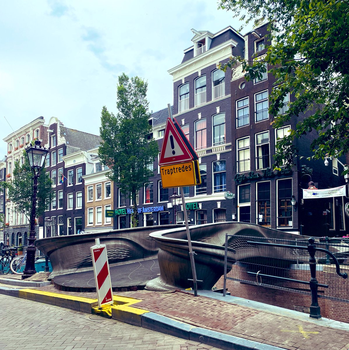 fabstylistikaNL's tweet photo. DE BRUG #wallen #oudezijdsachterburgwal voor het geval jullie niet geloofde in het Vallen van en op de brug! BORDEN zijn de oplossing naast de gele streep en een opvallende soort afzetting ding. #amsterdamlife #bedankt #3D #3Dprinting #3dbridge #brug #vallenenweeropstaanbrug https://t.co/qp3FHem046