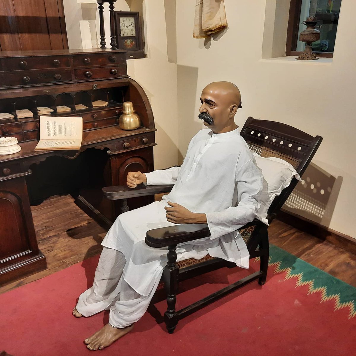 लोकमान्य टिळक यांच्या समोर बसून १०२ वर्षांपूर्वी १९१९ मध्ये मुंबईत शिल्पकार कै. केशव लेले यांनी हा पुतळा साकारला होता. लेले कुटुंबीयांनी तो १०२ वर्षे जपला. आता पुण्यातील केसरीवाडा मधील लोकमान्यांचे निवासस्थान टिळकवाडा येथे तो स्थापित केला असून सर्वांना तो पाहता येणार आहे.