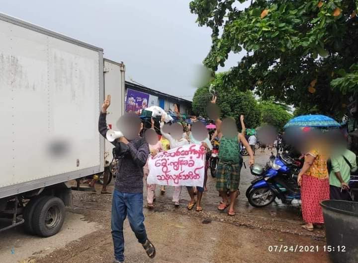 b3rry_y's tweet photo. Evening protest against military regime of Yangon's Thanlyin residents.

FREE OUR PRISONERS
#ICRC_SaveMyanmarPrisoners
#WhatsHappeningInMyanmar
#July24Coup https://t.co/QxHACuqMlA