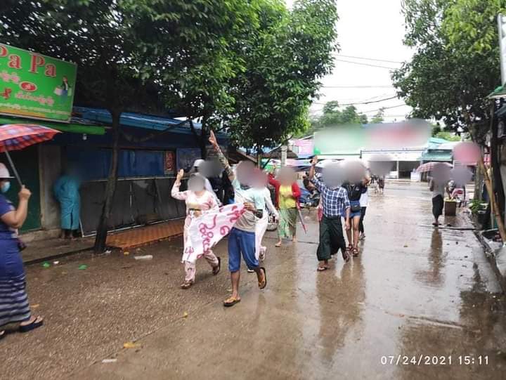 b3rry_y's tweet photo. Evening protest against military regime of Yangon's Thanlyin residents.

FREE OUR PRISONERS
#ICRC_SaveMyanmarPrisoners
#WhatsHappeningInMyanmar
#July24Coup https://t.co/QxHACuqMlA