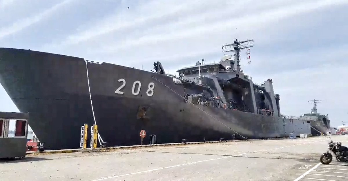 WarshipCam's tweet photo. Republic of Singapore Navy Endurance-class landing platform dock RSS Resolution (208) leaving Singapore for Midshipmen cruise - July 24, 2021 #rssresolution
* captures from video posted on Republic of Singapore Navy FB page https://t.co/nKZ3puWqWs