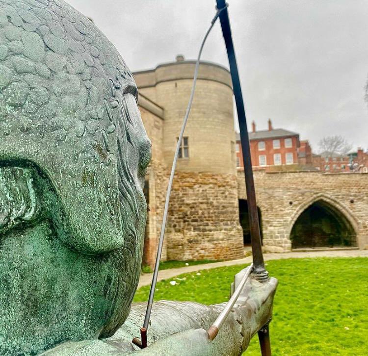 The statue was intended to mark the visit to Nottingham by Princess Elizabeth & the Duke of Edinburgh in 1949 but it was not unveiled until 1952, when the Duchess of Portland performed the ceremony in front of the Lord Mayor, civic dignitaries & some invited local schoolchildren.