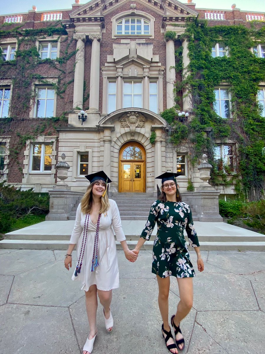 Tam 35 yıl önce Alberta Üniversitesi’nde ilk dersimi verdiğim binanın önünde, bu yıl mezun olan kızlarım Selen ve Esra. Zaman uçup gitmiş.