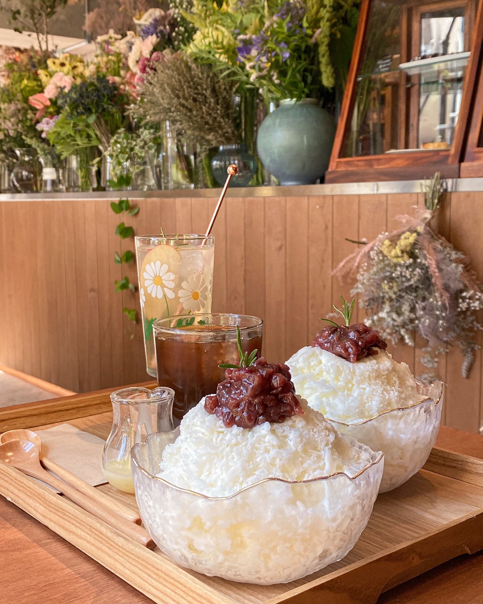 Michika めちゃくちゃ可愛くてやばいカフェに行ってきた 千駄ヶ谷と新宿御苑の間にある Marron Papier Tokyo っていう韓国から来たお花屋さんに併設されているカフェで今の時期本場のパッピンスとか焼き菓子が食べれる 美味しいし映えでしかないしお花