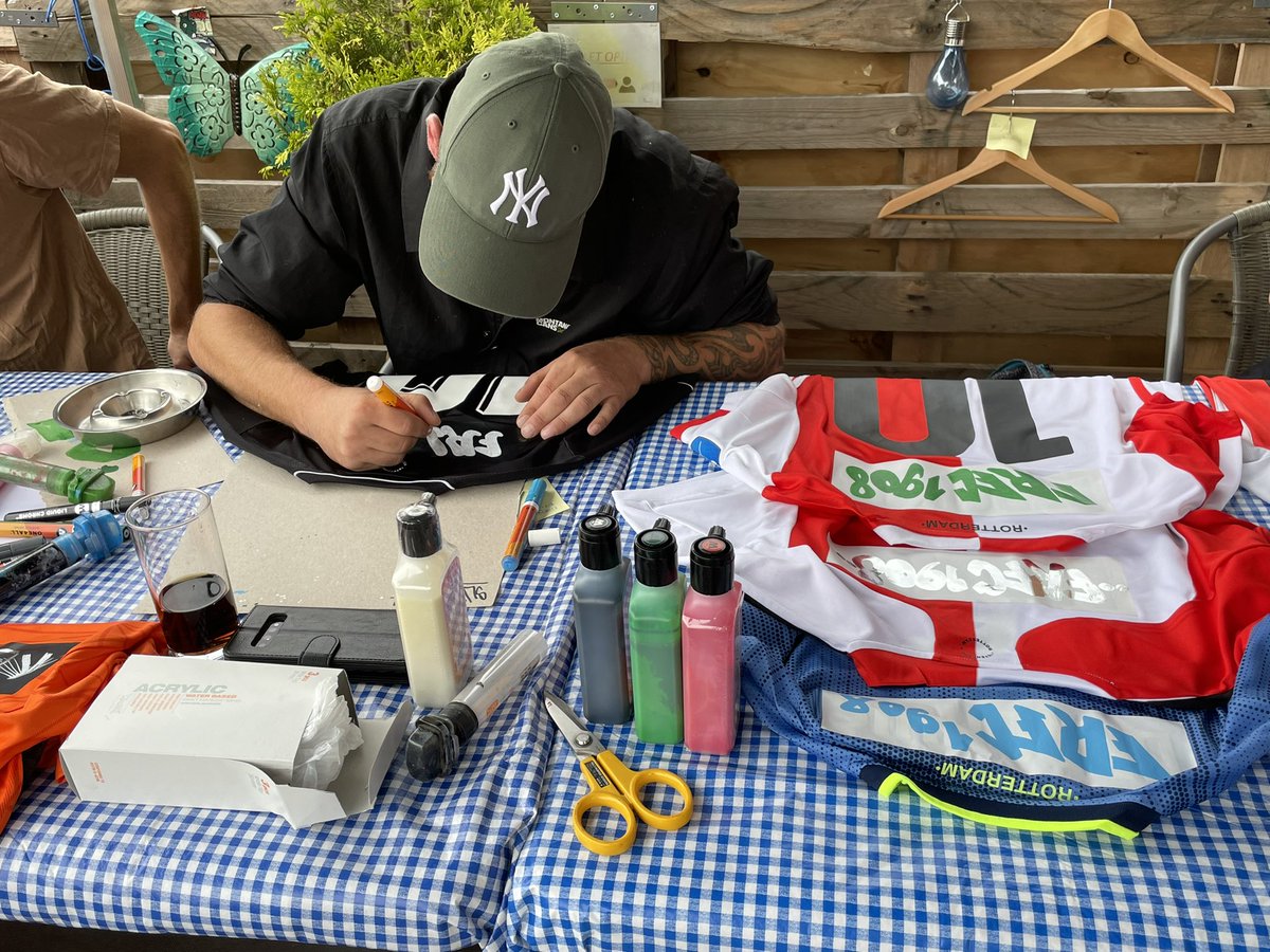 h_dokter's tweet photo. Als je clubheld Feyenoord verlaat moet je de shirts herstellen 😉 https://t.co/H3mlErzeqH