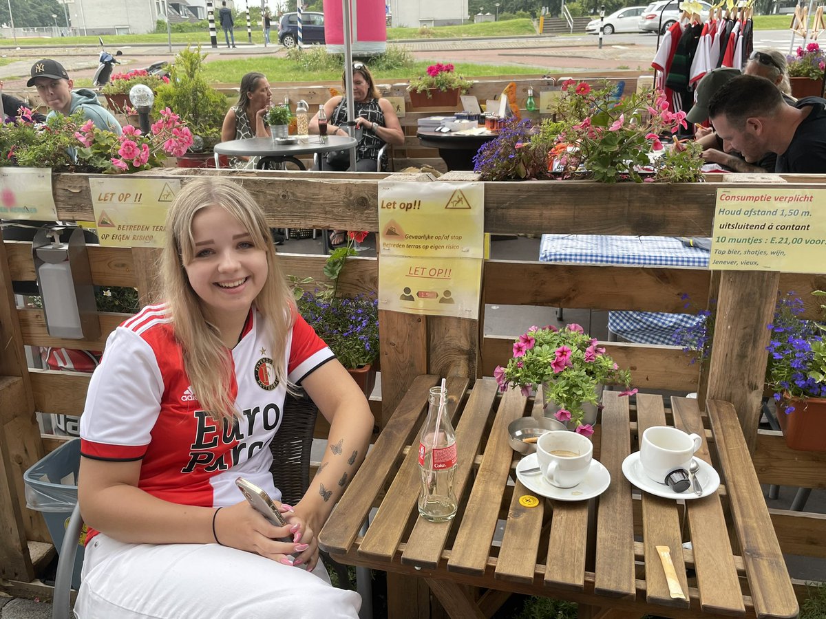 h_dokter's tweet photo. Als je clubheld Feyenoord verlaat moet je de shirts herstellen 😉 https://t.co/H3mlErzeqH