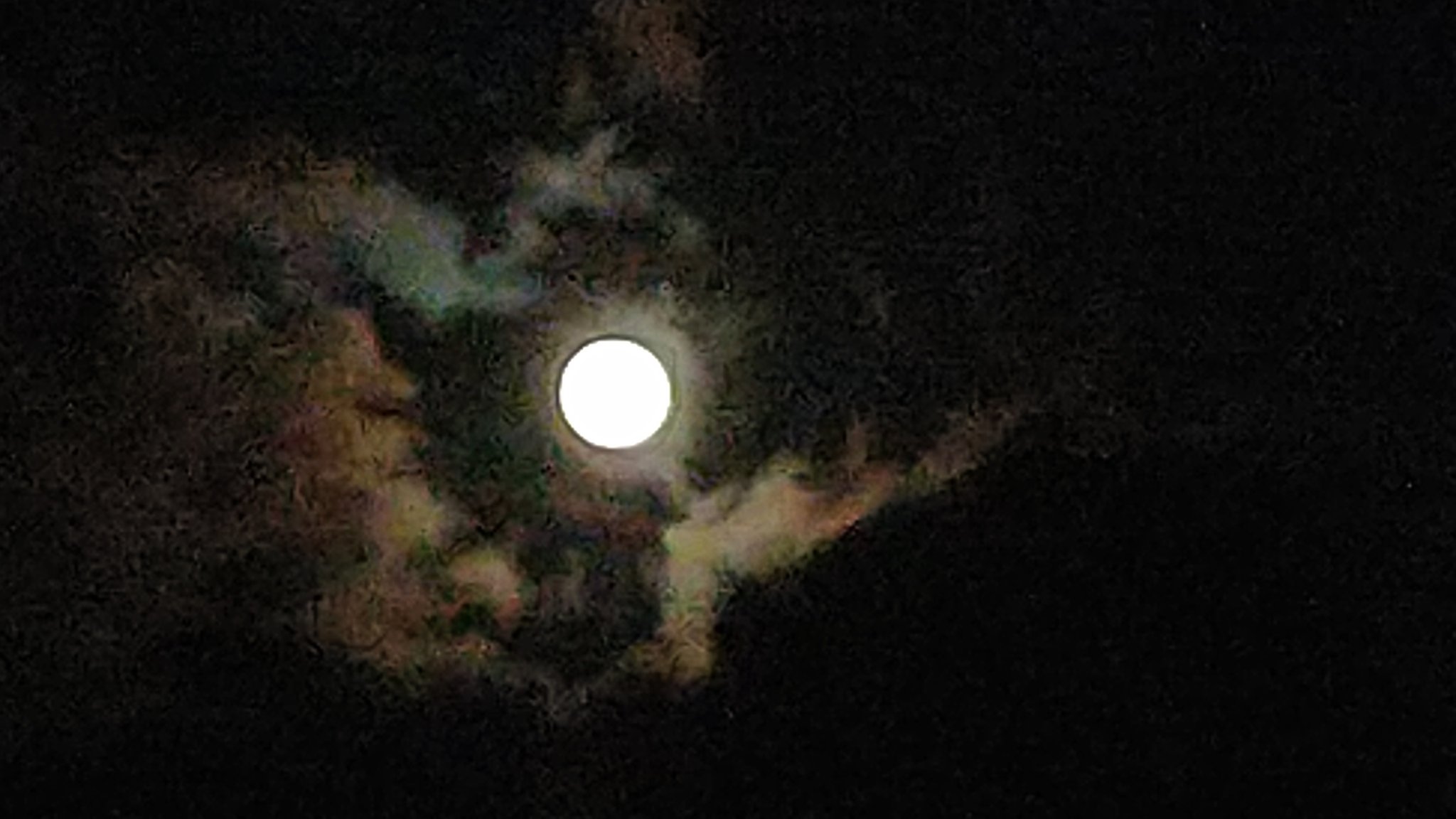ウェザーニュース 今宵は満月 バックムーン 今日のお月さまは満月 Buckmoon 男鹿月 です 今夜は北海道から九州北部にかけての広い範囲で満月を楽しむことができそうです また 満月と土星の共演にも注目です T Co Wyoljgx6