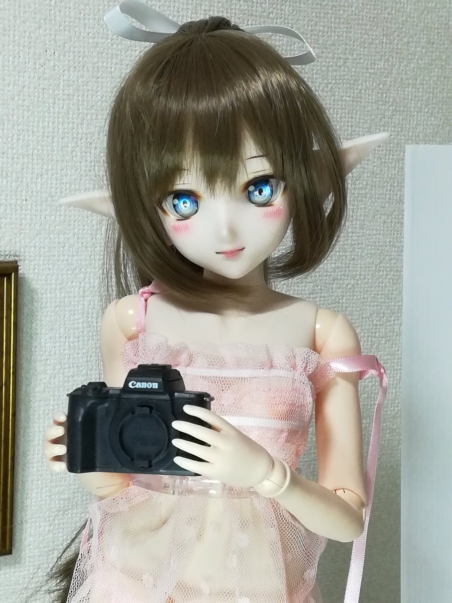 ついでにガチャガチャのcanon EOS kiss M フラッシュ&サウンドコレクション!!
サイズは丁度いいんだけどレンズが思いのでそのままでは保持できず
でもなかなか雰囲気出てるぜ!
ちなみにシャッター音が鳴るよ 