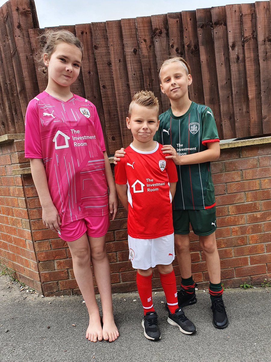 barnsleyjon's tweet image. Always excitement in our house when the new @BarnsleyFC kits are out. Mini @CallumBrittain1 went for the away top &amp;amp; mini @MadsJuelAnders1 went for the home. Big sister likes @jackwalton23 ❤🙌 so only one top for her. Roll on the new season. Uredz