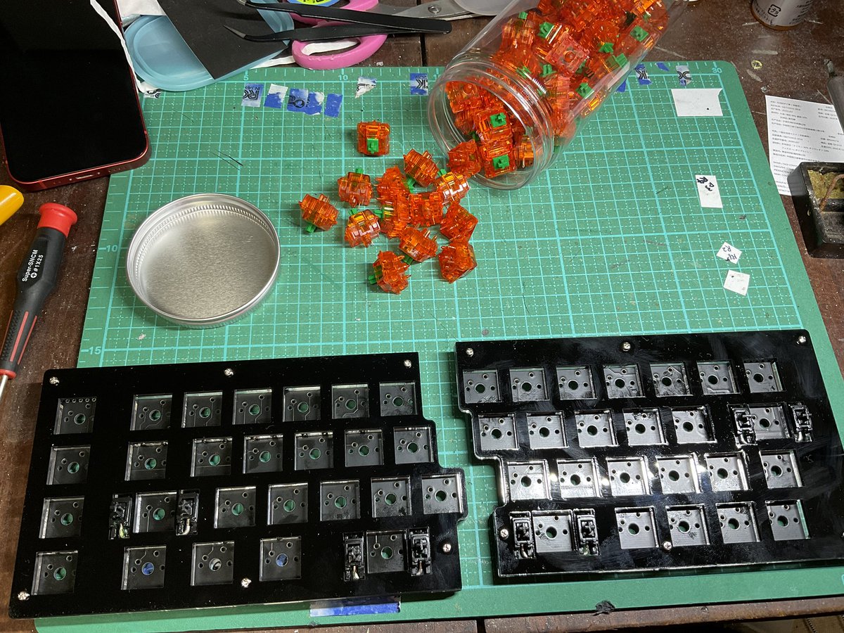 0002ozlet's tweet photo. プレートをネジで固定して、スイッチをはめていきます。今回はソケットを使いません。お気に入りのタンジェリンをおごります。全て差し込んだ印象はニンジン畑でした。
#cool950S #自作キーボード #ニンジン畑 https://t.co/IQp0EPQy0z