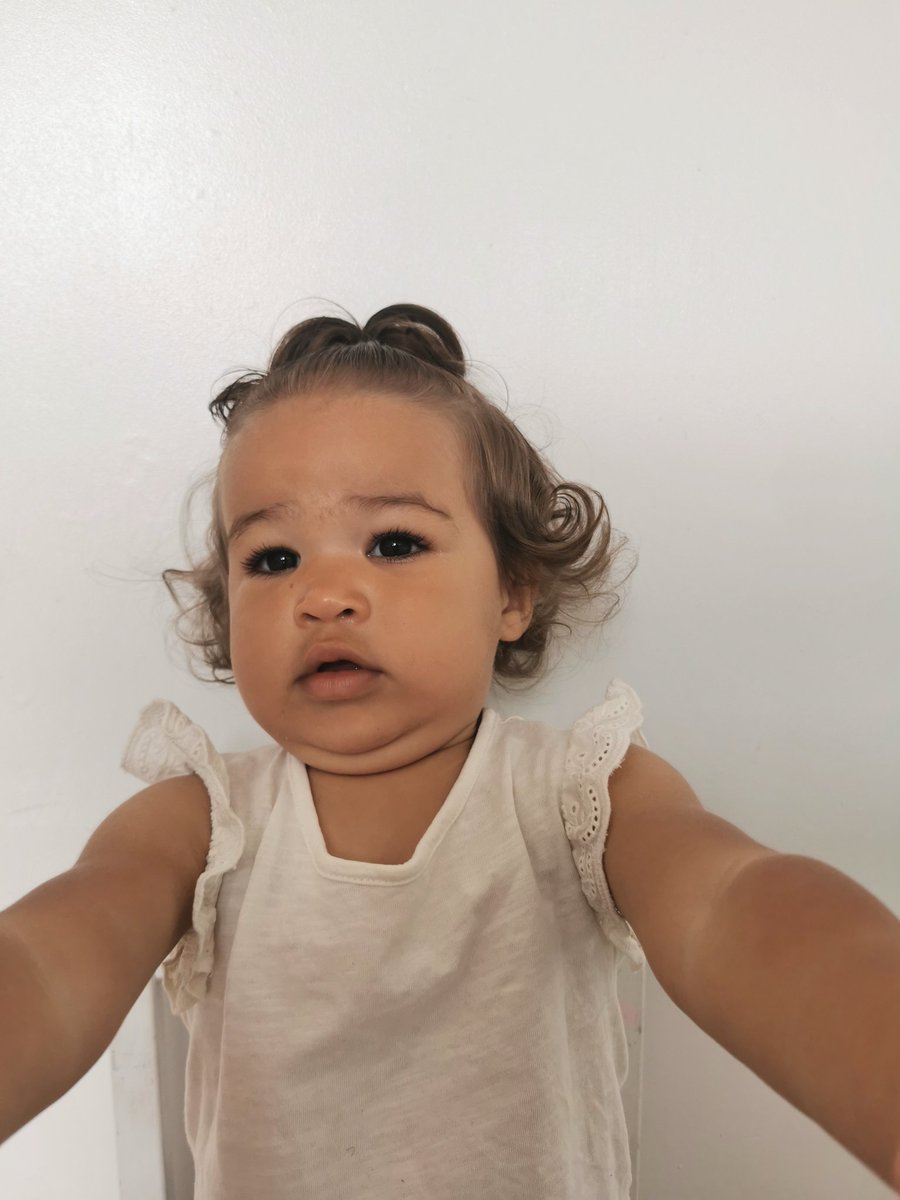 ZoeChaze's tweet photo. When your open ypu phone &amp; your front cameras on 🤣 #frontcamera #portraitmode #doireallylooklikethat https://t.co/in5CmG8oQM
