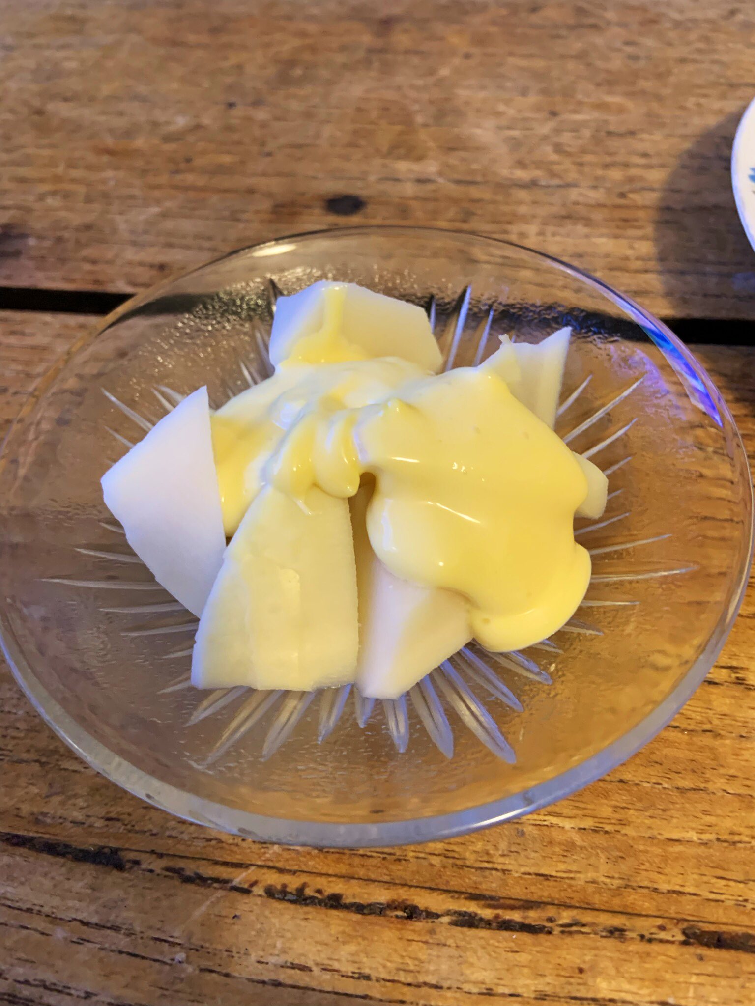 ヒロヲカ 何はなくともまずはこれ 茹でて皮剥いた緑竹を冷やして乱切りにして甘いマヨネーズで食べる台湾流タケノコ サラダ うちの近所に昔あった台湾料理の店が 福岡から取り寄せた緑竹で作ってたのがそりゃあ旨くて あの甘いマヨネーズが無闇に合う