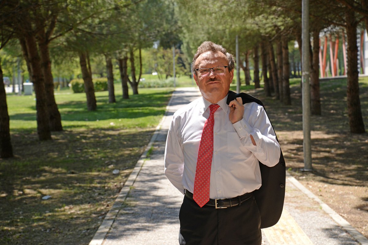 askilavuz's tweet image. Kıymetli öğrencilerim ve saygıdeğer velilerimiz; Bursa'mızda 18-24 yaş arası aşılanma oranı maalesef %35'lerde kaldı. Diğer illerimizde de istenilen oranlarda değil. Üniversitelerin açılması yüksek aşılanma oranları ile mümkün. Sağlıklı ve yüzyüze bir eğitim için haydi aşıya...