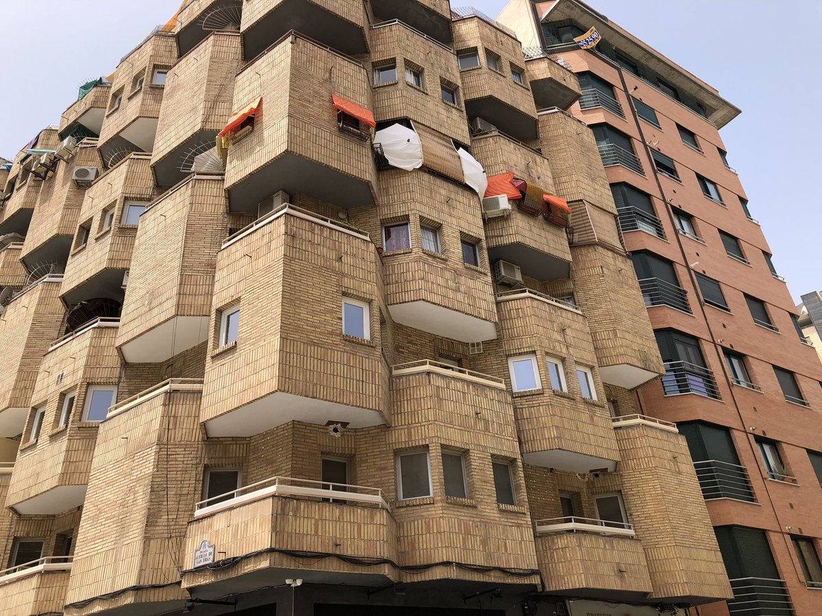 gitecom's tweet image. ¡Buscando sombra !

La opción de un toldo o aire acondicionado no es gratuita .
Foto centro de Granada y no en un entorno de infraviviendas como pudiera parecer. 

Resultan abruptas estas situaciones, y por mucho calor que haga nunca deberíamos perder la sensibilidad.