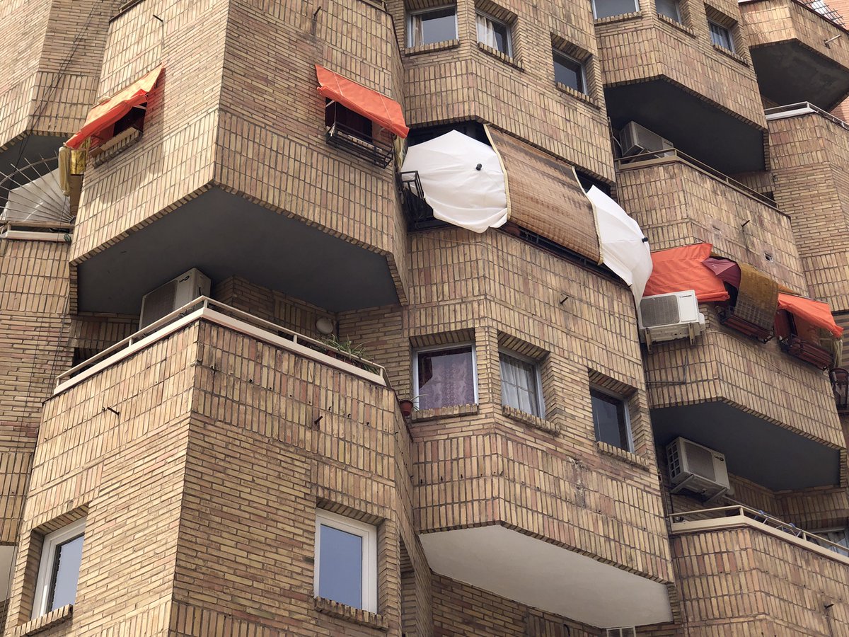 gitecom's tweet image. ¡Buscando sombra !

La opción de un toldo o aire acondicionado no es gratuita .
Foto centro de Granada y no en un entorno de infraviviendas como pudiera parecer. 

Resultan abruptas estas situaciones, y por mucho calor que haga nunca deberíamos perder la sensibilidad.