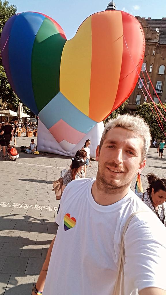 SebastienTULLER's tweet image. On en a aussi profité pour réinstaller un énorme cœur arc-en-ciel dans les rues de #Budapest pour l'occasion.
❤️🧡💛💚💙💜 #BudapestPride 

👏👏👏 @AmnestyHungary 🔥