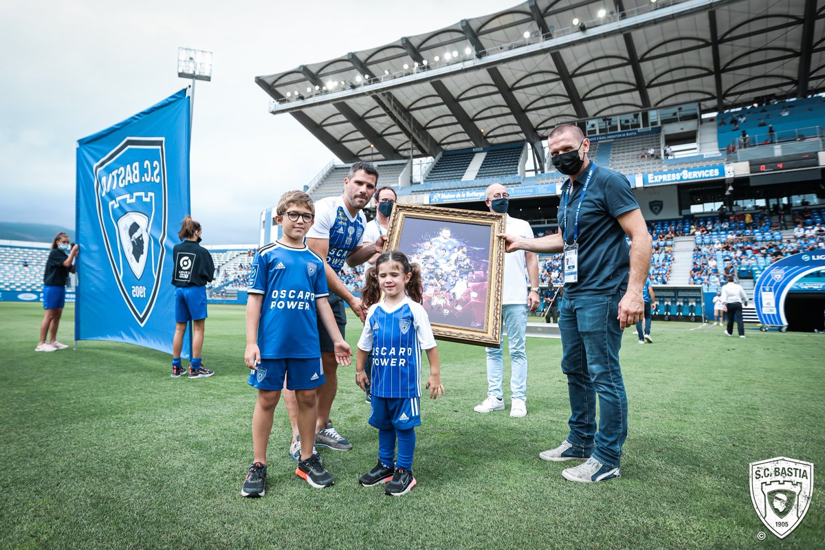 Umaggiu à u nostru 𝒄𝒂𝒑𝒊𝒕𝒂𝒏𝒖 <a href="/GillesCioni/">Gilles Cioni</a> per a fine di a so carriera ! 📸 🔵 #SCBNO

Ti ringraziemu per tuttu capità ! 👊