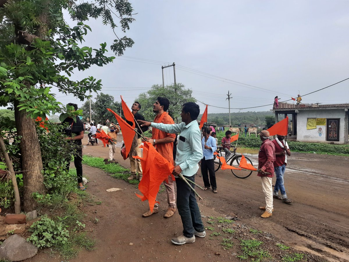 हर हिन्दू घर में भगवा ध्वज लहराये,, इस दृढ़ संकल्प को लेकर आज गुरु पूर्णिमा के पावन अवसर पर #उमरबन के ग्राम #उखलदा में युवाओं को साथ लेकर प्रत्येक घर में भगवा ध्वज फहराया,,,,
उखलदा के युवाओं के सहयोग  एवम वरिष्ठों के मार्गदर्शन से अभिभूत हुँ ,,,,🚩#जयश्रीराम
<a href="/nikhileshkm81/">nikhilesh maheshwari</a>