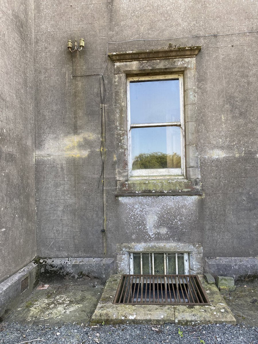 memorydrum's tweet image. Two more #oldwindows and a wall #ruralgrim @GrimArtGroup @WindowsLake @SineadBaldwin @WallArtGroup
