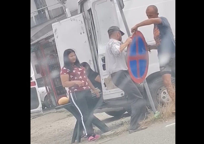 libertatea's tweet photo. Doi vânzători au demontat indicatorul cu Oprirea Interzisă, ca să oprească lumea să ia pepeni de la ei https://t.co/3GRzUP0dlA #news #stiri #romania https://t.co/UejhWCqysK