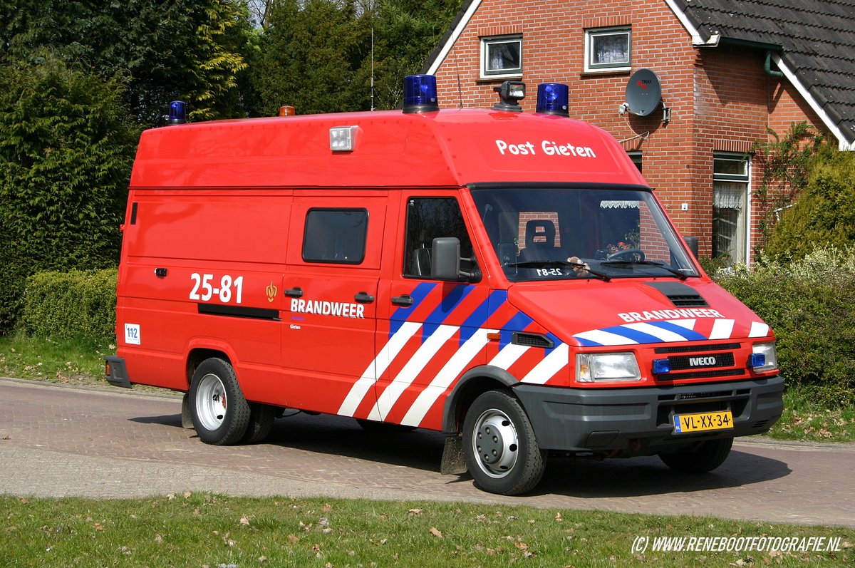 hvvoertuigen's tweet photo. En ook deze Iveco Daily van de brandweer Gieten is geplaatst op https://t.co/gcYPHQxF3L. Het voertuig deed dienst van 1996 tot en met 2011 als PM7. Let eens op de duidelijke grote zwaailampen. https://t.co/JYM2RtHPSe