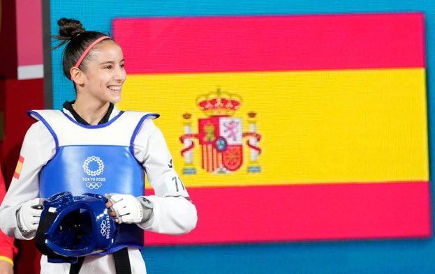 PSOE's tweet photo. 👏 ¡𝐄𝐍𝐇𝐎𝐑𝐀𝐁𝐔𝐄𝐍𝐀 @ACerezoPodium! 👏

🥈Adriana Cerezo, con 17 años, ha conseguido alzarse con la medalla de plata en Taekwondo 🥋 en los Juegos Olímpicos de #Tokyo2020. 

Todo un orgullo y ejemplo de superación, disciplina y esfuerzo.

#HacemosEquipo 
#ElCorazónDeEspaña https://t.co/5ytsNdgx3p