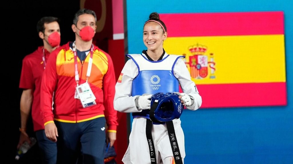 esdecirdiario's tweet photo. Adriana Cerezo se lleva la plata para España 🥈

A sus 17 años, la taekwondista se ha convertido en subcampeona olímpica en -49kg y suma la primera medalla española en #Tokio2020. https://t.co/VVHSEHUJXH