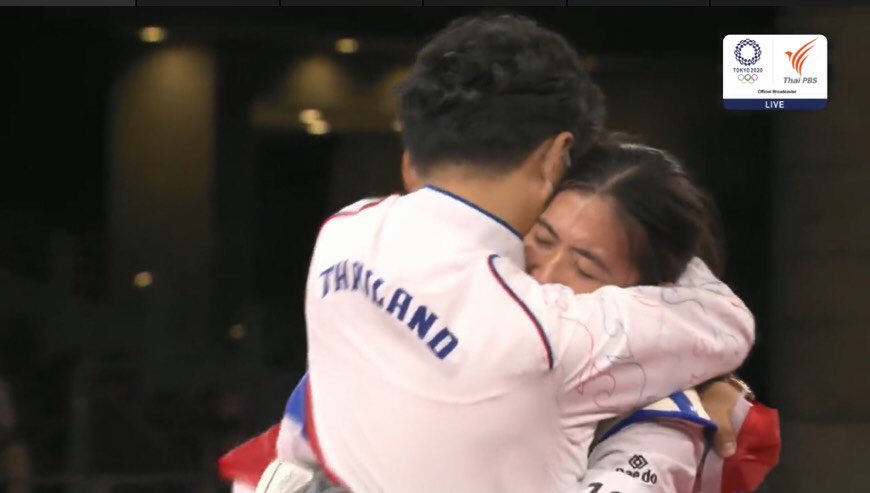 daradaily's tweet image. กรี๊ดดดด แชมป์สุดท้ายที่รอคอย หายใจไม่ทั่วท้องเลยค่าา 🤣 

ในที่สุด #น้องเทนนิส ก็คว้าเหรียญทองประวัติศาสตร์ #เทควันโด มาได้แล้วค่า 🥇สมราคาจอมเตะอันดับ 1 ของโลกจริงๆ 👏🏻 ไทยแลนด์ ปู๊น ปู๊นนนน 🇹🇭♥️

#เทนนิสพาณิภัค #daradaily #ข่าวบันเทิง #Olympics #panipak2540 #Tokyo2020