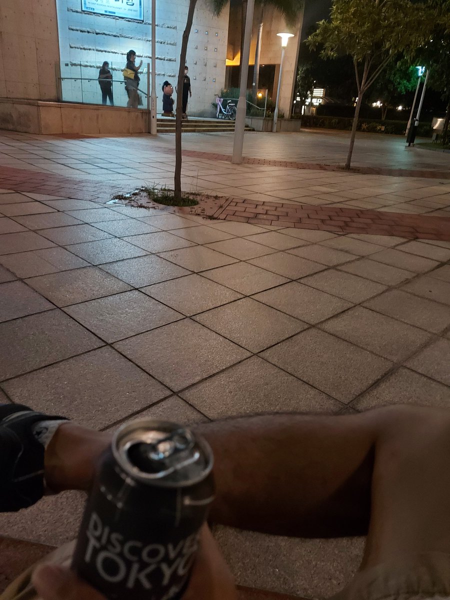 何謂適度之關心？
人之間係好應該有適當既距離，大家都會有想自閉頹廢煲劇打機，唔想同任何人講野既時候。呢種界線係好應該去尊重。但當對方明顯已經好一段時間消失咗，又係咪可以用呢嗰假設，去省略到他人既關心？
如果大家都有「佢可能想靜一靜」，「佢自己handle到」既assumption，咁仲算唔算係朋友