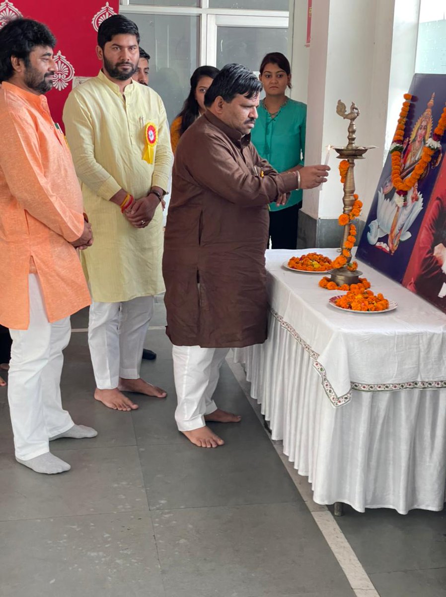 HaryanaAbvp's tweet photo. आज प्रान्त कार्यसमिति समिति बैठक करनाल जिले में प्रारम्भ हुई जिसका शुभारंभ राष्ट्रीय सह‌- संगठन मंत्री आदरणीय श्री मान @PrafullaAkant जी,प्रदेश अध्यक्ष डॉ @ProfAKSinghNIT जी,प्रदेश मंत्री श्री @ImSumitJaglan जी व प्रदेश संगठन मंत्री श्री @ShyamSRajawat जी ने दीप प्रज्वलन कर किया। https://t.co/DlmlAPuDGx