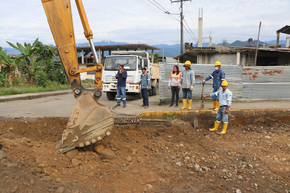 AndrsBonilla111's tweet photo. Constatamos y verificamos los trabajos de cambio de suelo de la avenida Rocafuerte, que comprende los barrios, El Progreso y Maravillas, con la finalidad de asfaltar una de las principales arterias viales de la ciudad.
Lo que prometimos, lo estamos cumpliendo. Con Obras y Trabajo https://t.co/DjoLAWnkbC