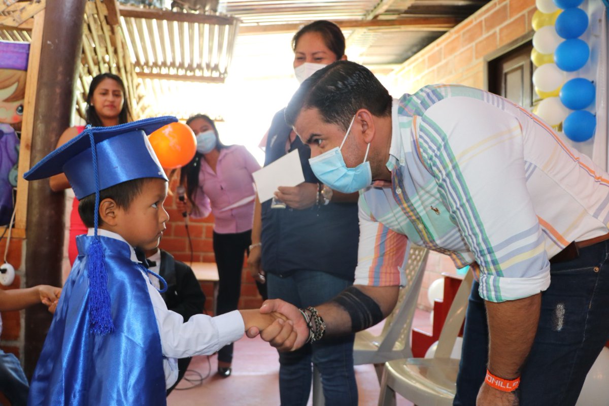 AndrsBonilla111's tweet photo. GRADUACIÓN CDI WIÑAY KAWSAYTA KAPARIK 👩‍🎓👨‍🎓🎉

Felicidades a los pequeños graduados que hoy terminan un nivel, mañana será otro y otro, cuándo nos demos cuenta serán unos grandes hombres y mujeres que demostrarán que se convirtieron en profesionales de éxito. 👨‍🎓👩‍🎓🎉 https://t.co/yiqrl2rfIX