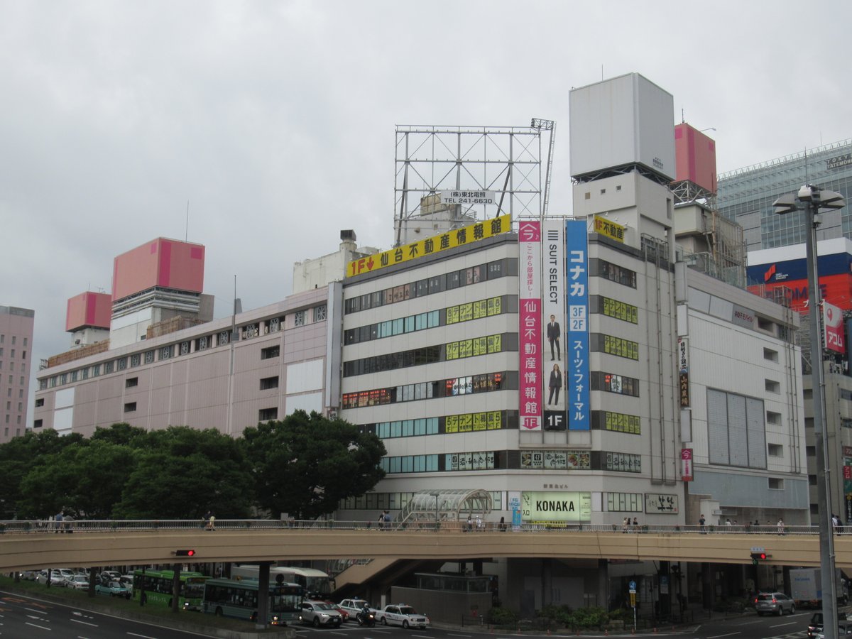 スーパー バスター さくら野百貨店 仙台店跡地 破産した年の17年以来4年ぶりにやってきたが 仙台の一等地に残る廃墟は相変わらず ようやく再開発の話が公になっているので この姿も見納めが近いのかも知れない スーパー バスター さくら野百貨店 仙台店跡地 破産した年の17年以来4年ぶりにやってきたが 仙台の一等地に残る廃墟は相変わらず ようやく再開発の話が公になっているので この姿も見納めが近いのかも知れない