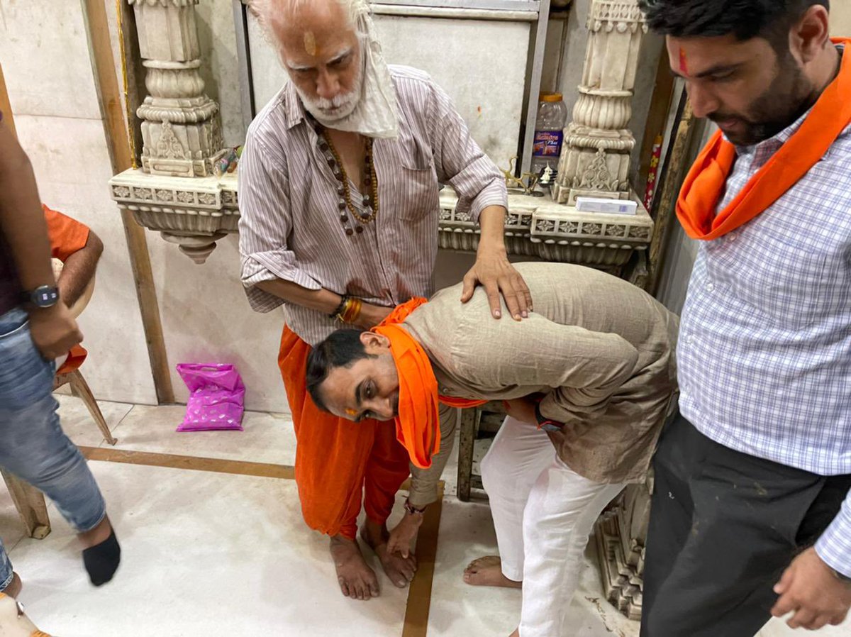 vinaydesaibjp's tweet photo. રાયપુર ચકલા ખાતે આવેલા ચકલેશ્વર મહાદેવના મંદિરે ડરહાં કરી પૂજારીજી ના આશીર્વાદ પ્રાપ્ત કર્યા. આ પ્રસંગે શહેર મંત્રી શ્રી @ijayeshpatelbjp, યુવા મોરચાના શ્રી @akashgehlot1993 અને શ્રી @VrushantM પણ ઉપસ્થિત રહ્યા. 
#BJYMKarnavati https://t.co/mUPjOFDon4