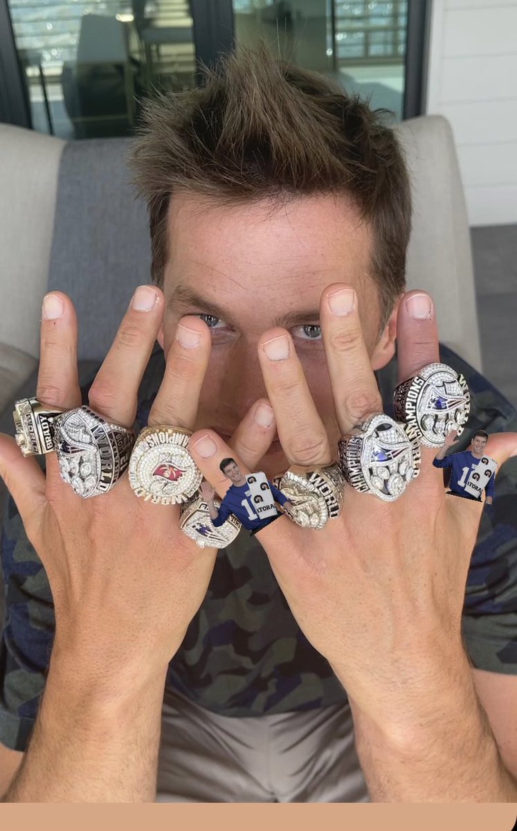 BigBlueUnited's tweet photo. 😂 @EliManning @TomBrady https://t.co/yjK2jn4EkS