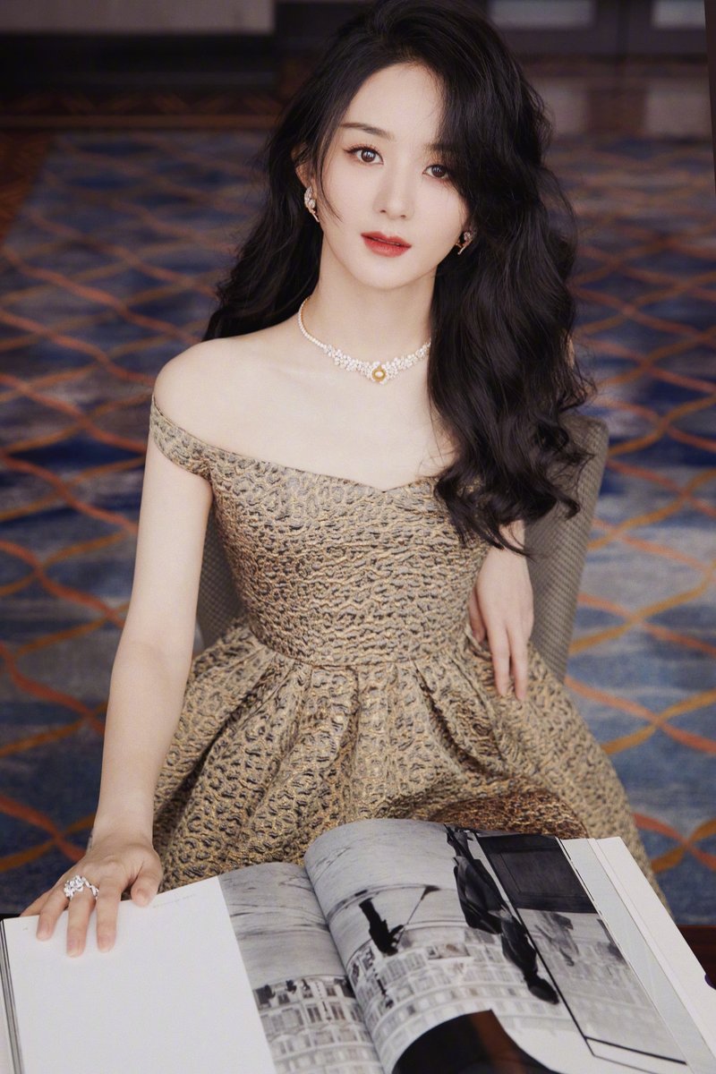 TrendingWeibo's tweet photo. #Trending! #ZhaoLiying stuns in animal print for a Dior event in Shanghai. 🤩

#赵丽颖 https://t.co/AzjeVhYMXR
