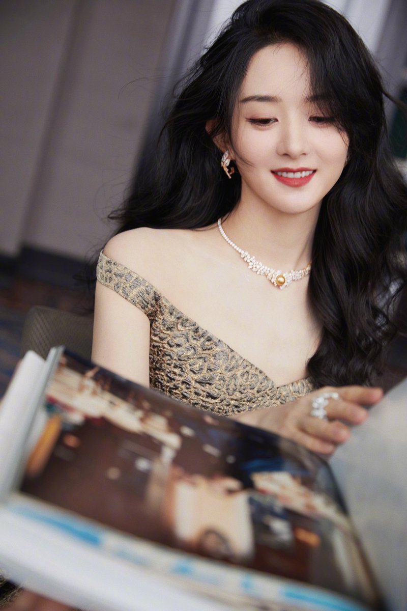 TrendingWeibo's tweet photo. #Trending! #ZhaoLiying stuns in animal print for a Dior event in Shanghai. 🤩

#赵丽颖 https://t.co/AzjeVhYMXR
