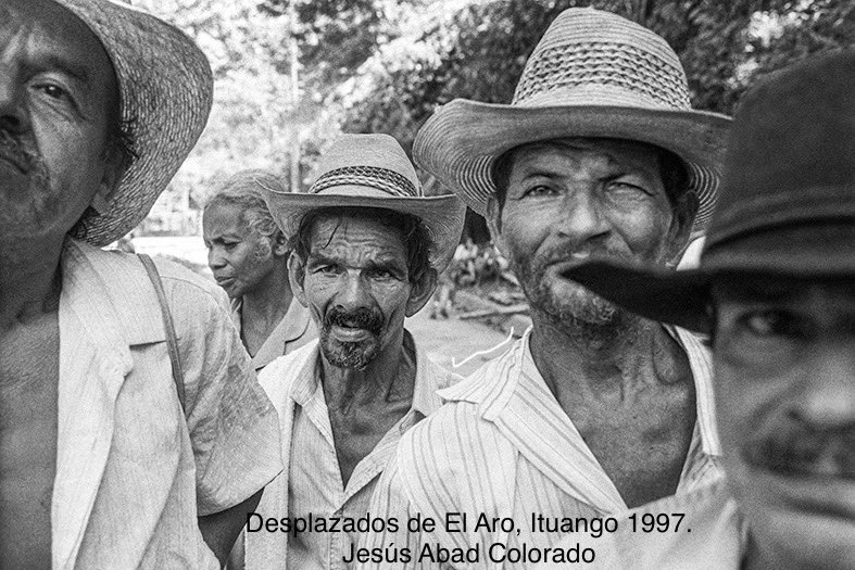 AbadColorado's tweet image. Ay Jesús María Valle cómo duele este éxodo repetido en #SOSItuango. Tanta riqueza natural y olvido es parte de tu tragedia. Hicieron trizas los sueños de paz porque la guerra es un negocio que ✈️ alto. Por eso te mataron como a Jaime Garzón. Detestan la palabra honesta y la risa