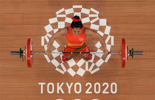 timesofindia's tweet photo. I dedicate this medal to my country and thank the billion prayers of all Indians: @mirabai_chanu 🏋️‍♀️

More here 👉 https://t.co/cYwS3tjKJr

#Tokyo2020 #Cheer4India #MirabaiChanu https://t.co/pNJvzIkZIA