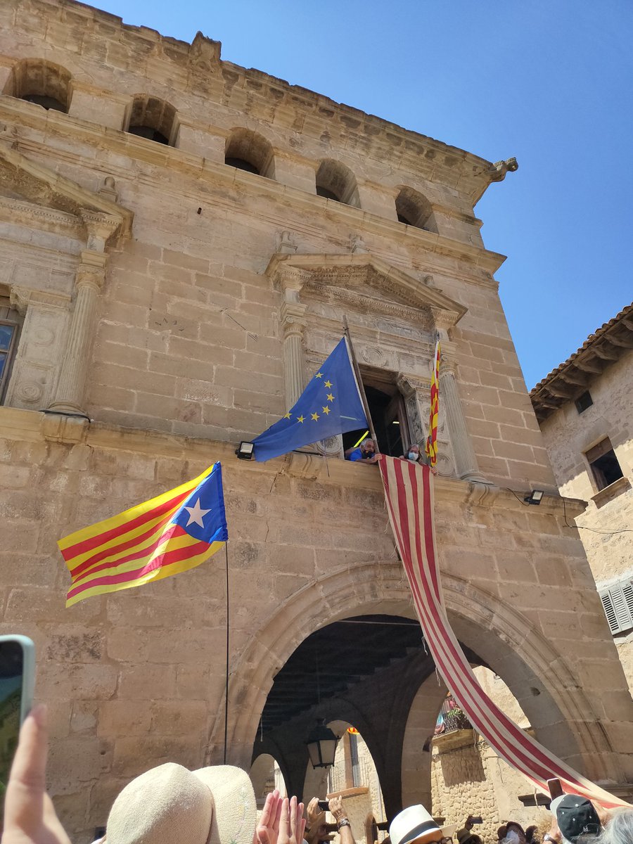mjvinya's tweet photo. Avui, @jorditurull ha acabat la #Travessaxlallibertat a #Arnes. L'hem anat a rebre, contents per l'indult que li permet caminar en llibertat, però continuarem treballant per l'#amnistia i l'#autodeterminació. https://t.co/eMdcXardWd