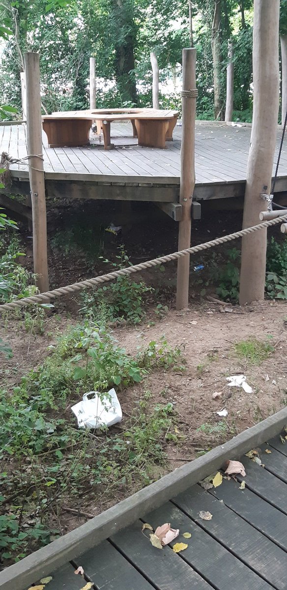 @GemeenteDoetichem
Leuk klimpark, zeer jammer van het zwerfafval, scherven glas, onkruid en drankflessen. Het maakt het park onveilig.